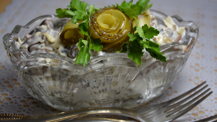 Салат с куриными сердечками, жареными грибами, огурцами и сыром салат с куриными сердечками, пошаговый рецепт с фото, видео рецепт, фоторецепт, рецепт, салат, ужин, кулинария, видео, длиннопост