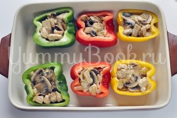 Запечённые перцы с курицей и грибами