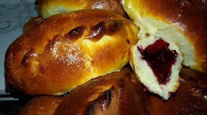 Самые вкусные сдобные пирожки с ягодами