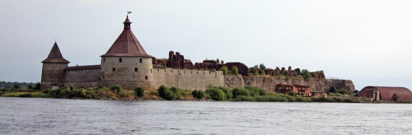 Фото достопримечательностей Санкт-Петербурга: Вид с Невы на стены крепости