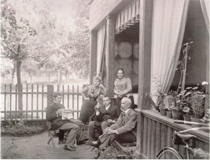 Семья художника К. Сомова на даче в Павловске 1892 г. /Фото:slavikap.livejournal.com Семья художника К. Сомова на даче в Павловске 1892 г. /Фото:slavikap.livejournal.com