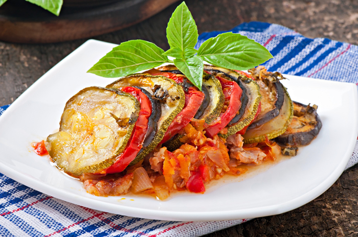 Рататуй украсит любой стол яркими красками и отличным вкусом. Рататуй украсит любой стол яркими красками и отличным вкусом.