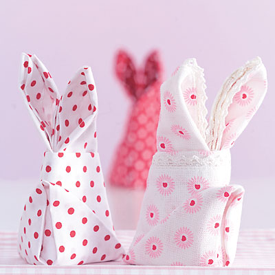 идеи пасхального декора: салфетка в форме кролика