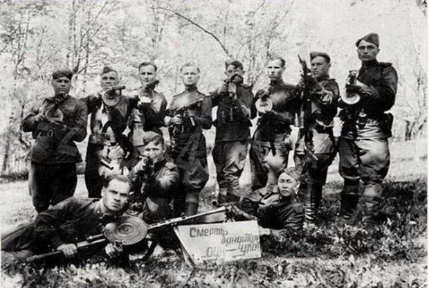На Украине официально вводится нацистское воинское приветствие На Украине официально вводится нацистское воинское приветствие