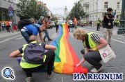 Активисты ЛГТБ-сообщества, тем временем, вовсю готовились к старту, разворачивая многометровый радужный…