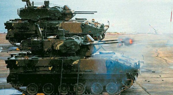Боевая стрельба спаренной пушечной установкой ЗСУ K30 Biho