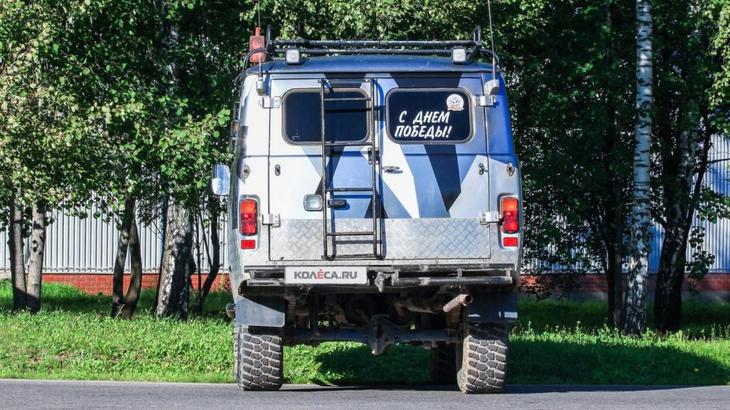 УАЗ 3962 буханка в камуфляже вид сзади