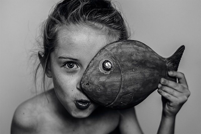 "Лена и ее рыбий глаз" (фото: Касия Вишневска, Польша) B&W Child Photo Contest, детство, конкурс, победитель, ребенок, снимок, фотография