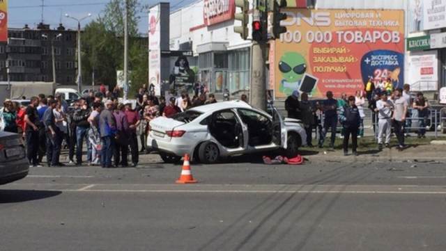 Видео: BMW на бешеной скорости протаранил два автомобиля в Челябинске