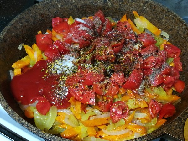 Очень вкусный наваристый и густой суп с овощами, картофелем и рисом по-узбекски Очень вкусный наваристый и густой суп с овощами, картофелем и рисом по-узбекски