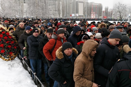 Несколько сотен кемеровчан пришли проститься с погибшими (ВИДЕО)