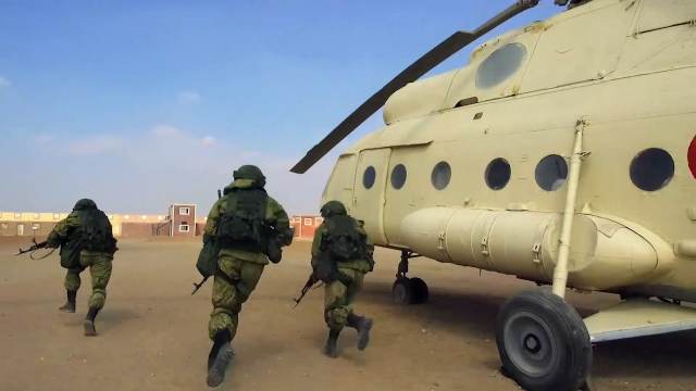Прыжки без парашюта: десантники  РФ и Египта провели совместные учения