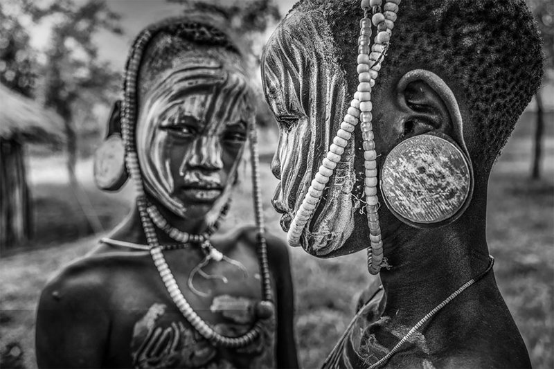 "Виртуальный и реальный" (фото: Юнхун Чжин, китай) B&W Child Photo Contest, детство, конкурс, победитель, ребенок, снимок, фотография