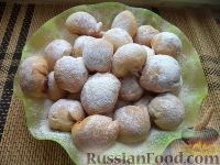 Фото к рецепту: Шарики на кефире с ореховой начинкой