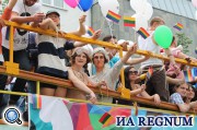 Участники гей-парада.