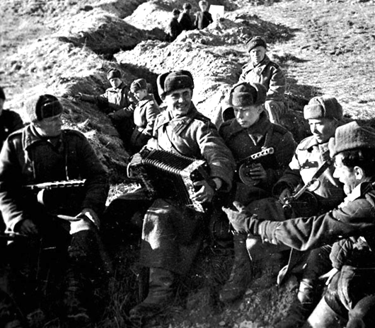 «Сколько Гитлер ни воюй»: 20 частушек времён Великой Отечественной войны