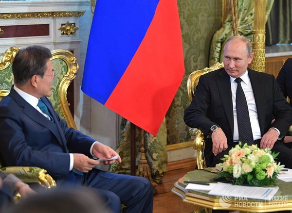Владимир Путин во время беседы с президентом Республики Корея Мун Чжэ Ином. РИА Новости