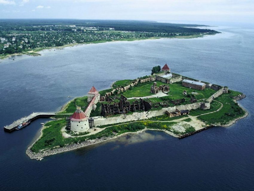 Фото достопримечательностей Санкт-Петербурга: Вид на остров и крепость Орешек с высоты