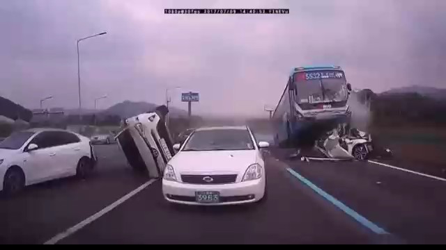 Автобус наехал на легковой автомобиль Автобус наехал на легковой автомобиль