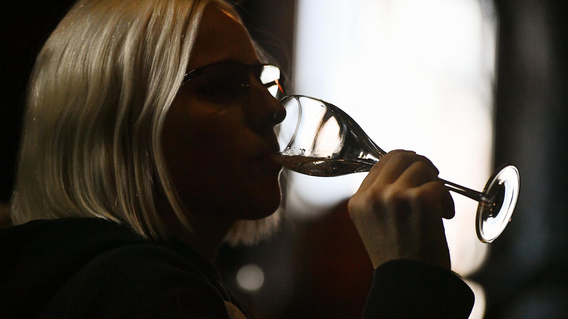 Врач раскрыл реальные последствия употребления бокала вина в день