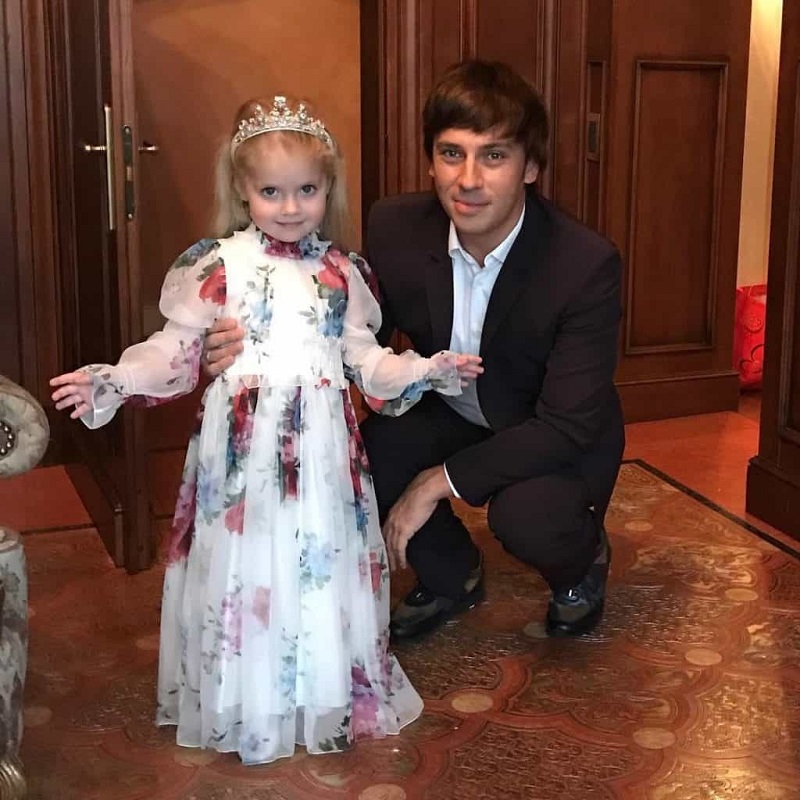 Адвокат рассказал об истинных причинах бегства Пугачевой и Галкина из России Адвокат рассказал об истинных причинах бегства Пугачевой и Галкина из России