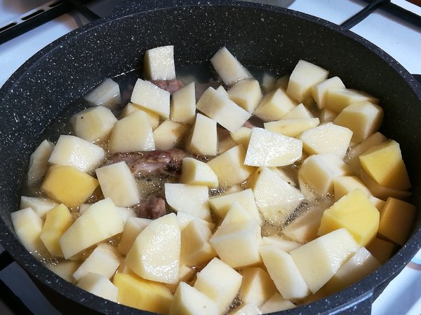 Очень вкусный наваристый и густой суп с овощами, картофелем и рисом по-узбекски Очень вкусный наваристый и густой суп с овощами, картофелем и рисом по-узбекски