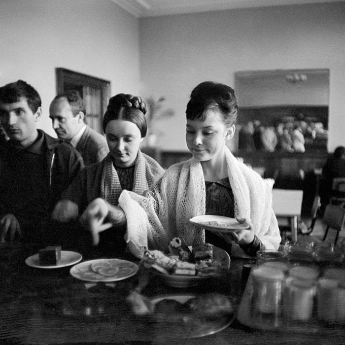 Людмила Савельева и Ирина Губанова в перерыве между съемками. Людмила Савельева и Ирина Губанова в перерыве между съемками.