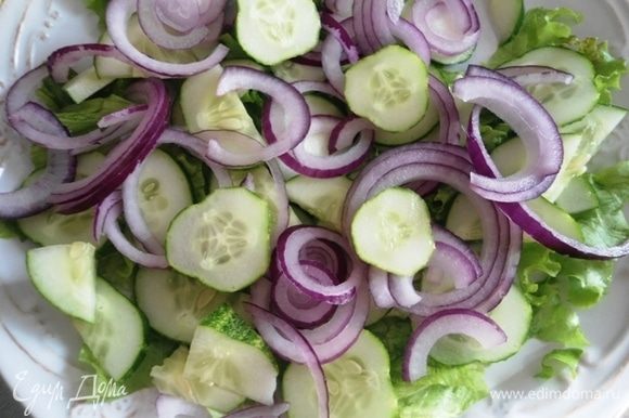 Красный лук почистить и нарезать полукольцами. (В следующий раз меня попросили замариновать лук).