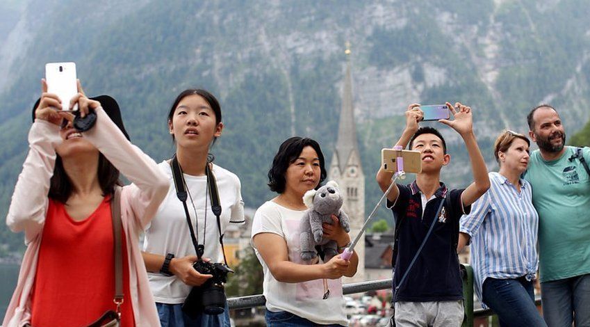 Селфи-апокалипсис в действии: как туристы из Азии стали бедствием для австрийского городка Гальштат