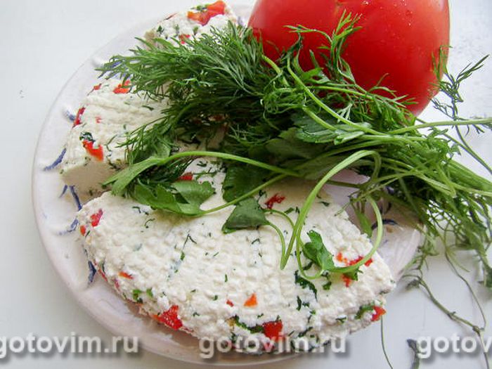 Адыгейский сыр с перцем и зеленью в домашних условиях. Фотография рецепта