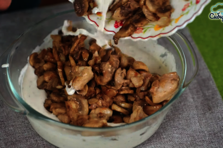 Лоранский пирог с курицей и грибами в сметанной заливке: шаг 7