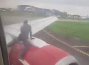 Видео: отчаянный пассажир забрался на крыло самолета при взлете