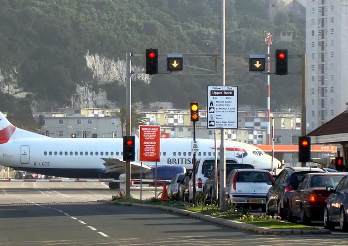 Аэропорт в Гибралтаре, который пересекает городская улица