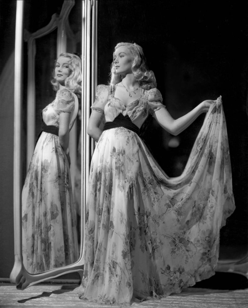 390468_Veronica_Lake_Standing_Next_to_Mirror_Lake_Veronica_44_master.jpg