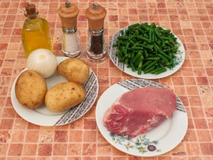 Свинина с картофелем и стручковой фасолью, тушенные в горшочке