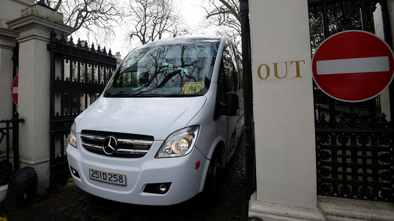 Под колпак всех российских дипломатов — Daily Mirror рассказала о секретной директиве MI5