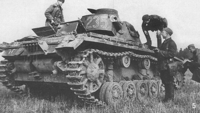 Почему бросили непонятно? — удивлялся сержант осматривая немецкий танк