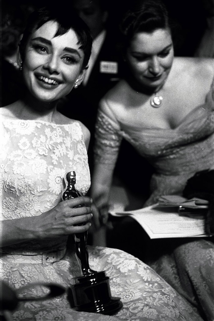 Одри Хепберн (Audrey Hepburn) в фотосессии на получении Оскара за лучшую женскую роль в фильме «Римские каникулы» (Roman Holiday) (1953), фото 4