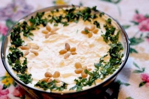 Слоеный салат из свеклы, сыра и грецких орехов