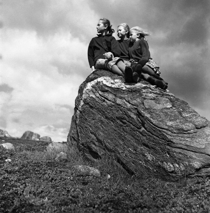 Фотосессия на каменном постаменте. Мурманск, 1957 год. Фотосессия на каменном постаменте. Мурманск, 1957 год.