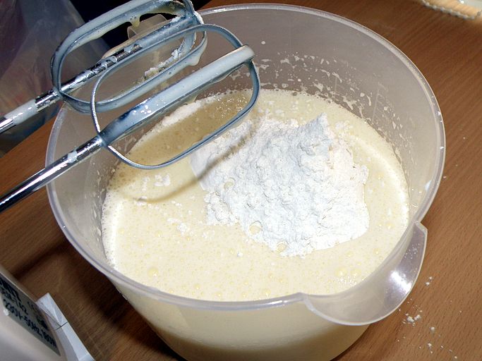 В тесто вводим муку. пошаговое фото этапа приготовления пирога Шарлотка
