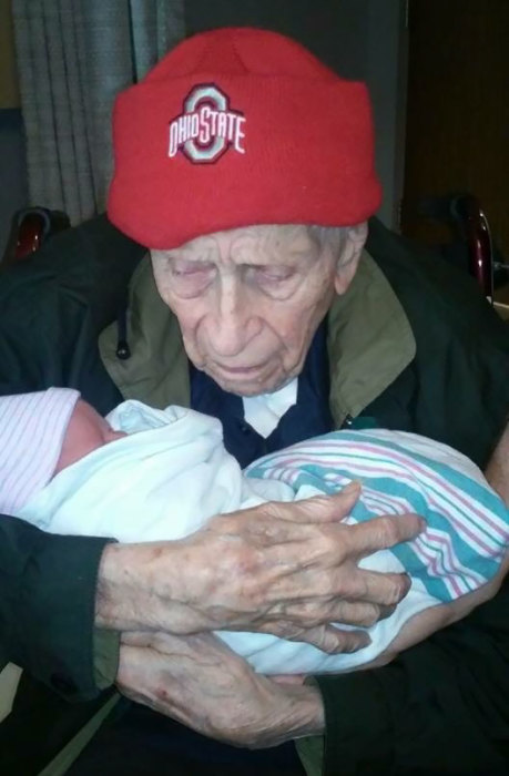 «Мой 100-летний дедушка со своим 1-дневным правнуком».