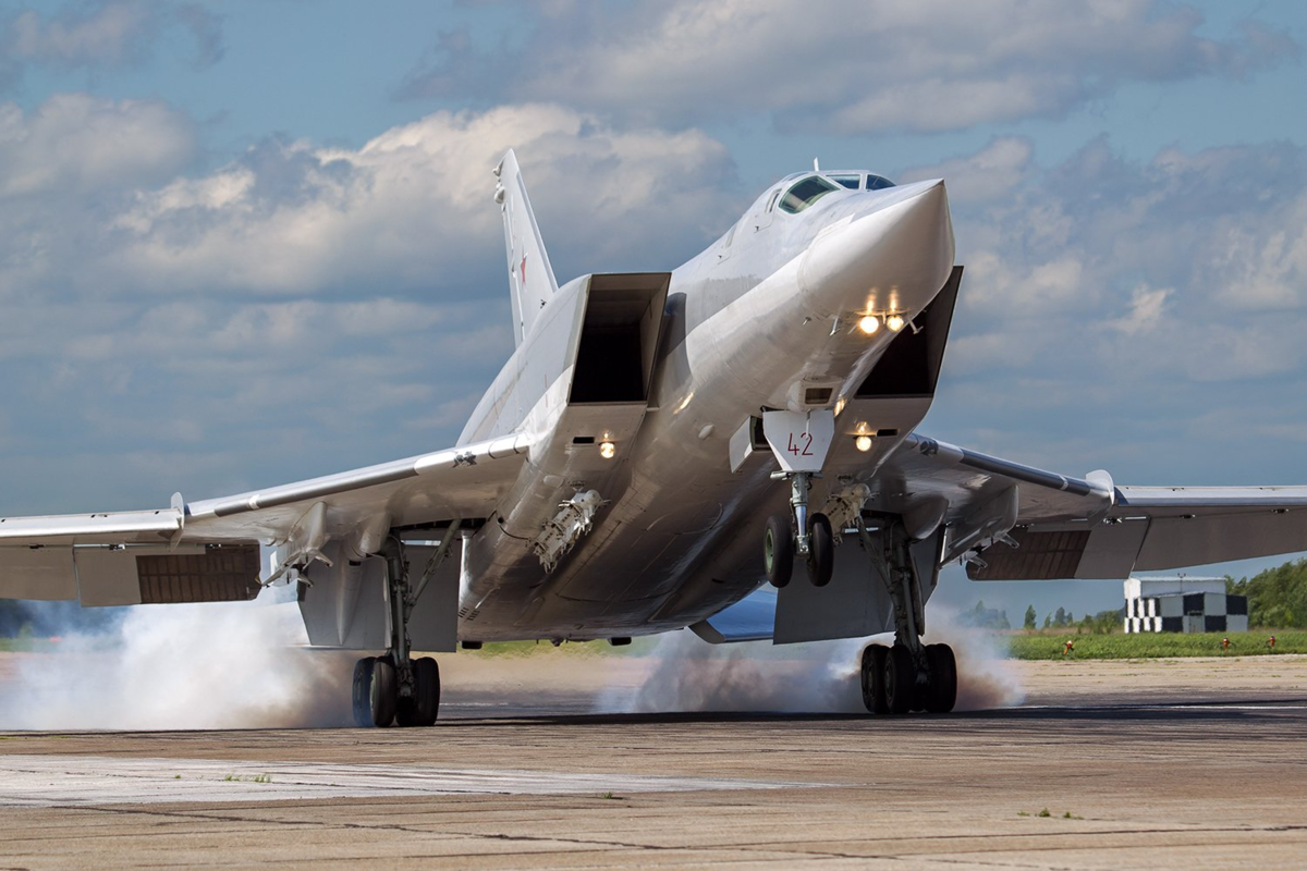 Российский воздушный ракетоносец Ту-22 условно уничтожил авианосец США "Китти Хок", после чего имитировал посадку на его палубу