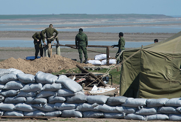 Российские военные на КПП в Геническе