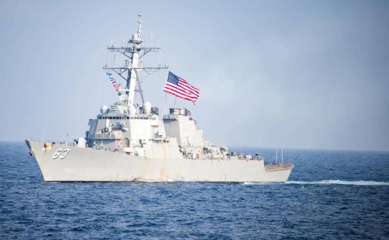 Китай "радушно" встретил эсминец США, вошедший в спорные воды