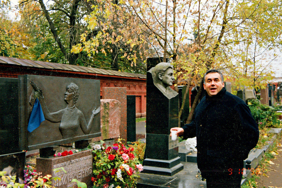 У Клавдии Шульженко на Новодевичьем. У Клавдии Шульженко на Новодевичьем.