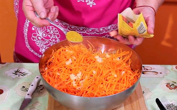 В натёртую морковь кладём чеснок и 1 ч. ложку приправы