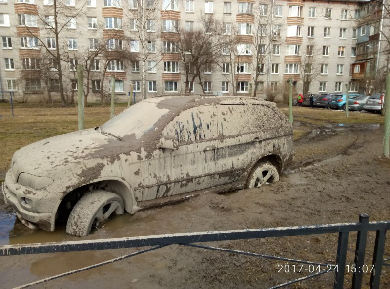 В Петергофе водитель BMW заехал на газон и застрял В Петергофе водитель BMW заехал на газон и застрял bmw, автохам, быдло, газон