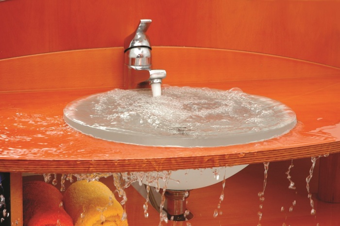 Засоры, препятствующие сливу воды в мойках на кухне, в ванной или раковине, знакомы практически всем / Фото: moemchistim.com Засоры, препятствующие сливу воды в мойках на кухне, в ванной или раковине, знакомы практически всем / Фото: moemchistim.com