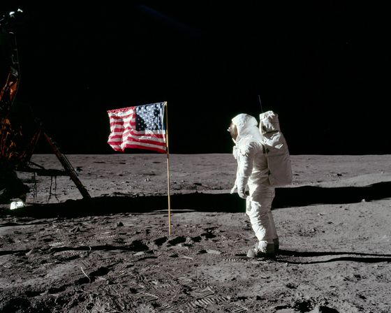 Первую высадку американцев на Луне называют мистификацией